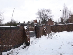 Юная очкастая эксгибиционистка раздевается догола в подворотне