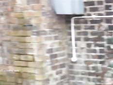 Юная очкастая эксгибиционистка раздевается догола в подворотне