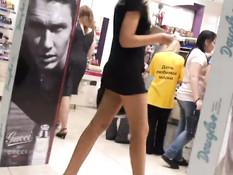 Парень с видеокамерой в магазине заглядывает девкам под юбки