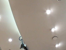 Парень с видеокамерой в магазине заглядывает девкам под юбки