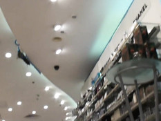 Парень с видеокамерой в магазине заглядывает девкам под юбки