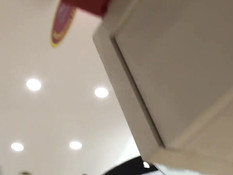 Парень с видеокамерой в магазине заглядывает девкам под юбки