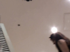 Парень с видеокамерой в магазине заглядывает девкам под юбки