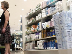 Парень с видеокамерой в магазине заглядывает девкам под юбки