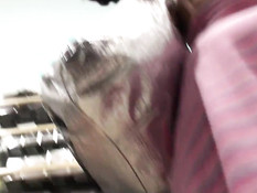 Парень с видеокамерой в магазине заглядывает девкам под юбки