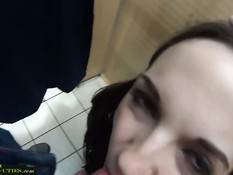 Чешская девка отсасывает член и трахается в примерочной кабинке