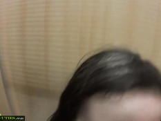 Чешская девка отсасывает член и трахается в примерочной кабинке