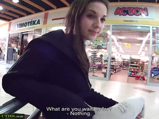 Чешская девка отсасывает член и трахается в примерочной кабинке