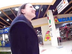 Чешская девка отсасывает член и трахается в примерочной кабинке