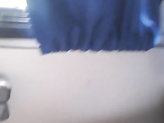 Парень снял с подруги шорты в автобусе и вылизал выбритую киску