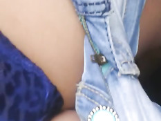 Парень снял с подруги шорты в автобусе и вылизал выбритую киску