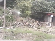 Парень снял с подруги шорты в автобусе и вылизал выбритую киску