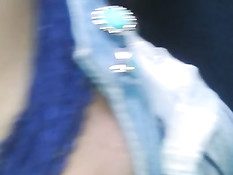 Парень снял с подруги шорты в автобусе и вылизал выбритую киску