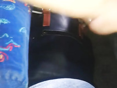 Парень снял с подруги шорты в автобусе и вылизал выбритую киску