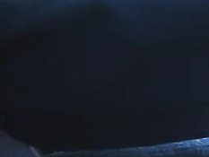 Парень снял с подруги шорты в автобусе и вылизал выбритую киску