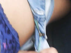 Парень снял с подруги шорты в автобусе и вылизал выбритую киску