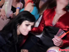 Европейские девушки целуются и трахаются с парнями на дискотеке