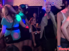 Европейские девушки целуются и трахаются с парнями на дискотеке