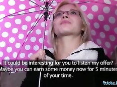 Молодая очкастая блондинка в стрингах ебётся с парнем в коридоре