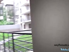 Молодая очкастая блондинка в стрингах ебётся с парнем в коридоре