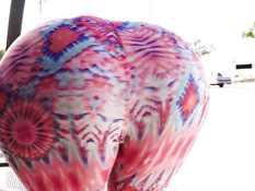 Сексуальная девушка Savannah Fox ебётся с парнем в подворотне