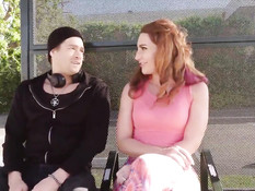 Сексуальная девушка Savannah Fox ебётся с парнем в подворотне