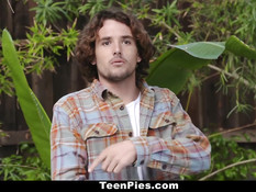 Развратная молодая шалава Riley Renee набросилась на паренька