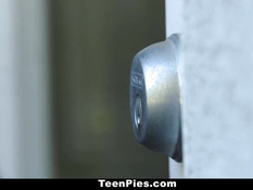 Развратная молодая шалава Riley Renee набросилась на паренька