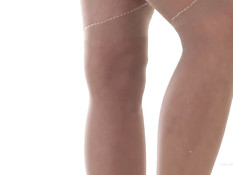 Молодая сербская брюнетка мастурбирует клитор перед зеркалом