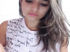 Девчонка снимает розовые трусики и раздвигает свои половые губы