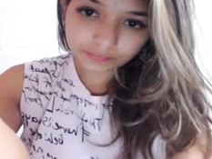 Девчонка снимает розовые трусики и раздвигает свои половые губы