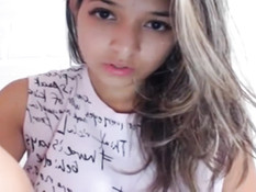 Девчонка снимает розовые трусики и раздвигает свои половые губы