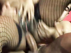 Страстная мулатка стриптизёрша Kris Ebony всегда согласна на секс