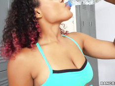 Негр в раздевалке делает куннилингус и ебёт мулаточку Dani Dolce