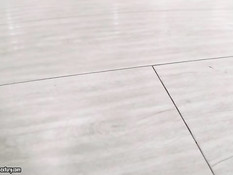 Весёлая русская девушка ласкает киску и ебётся с парнем на стуле