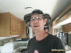 Мужики сняли на дороге шлюху и отъебали в своём доме на колёсах