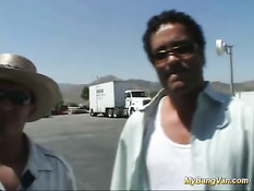 Мужики сняли на дороге шлюху и отъебали в своём доме на колёсах