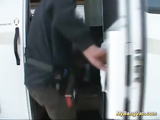 Мужики сняли на дороге шлюху и отъебали в своём доме на колёсах