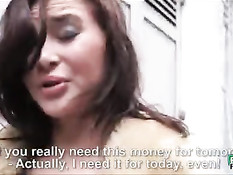 Французская брюнетка с большой грудью за деньги готова на секс