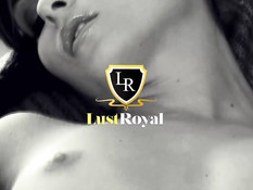 Стройная грудастая красотка Sarah Jessie трахается с лысым парнем