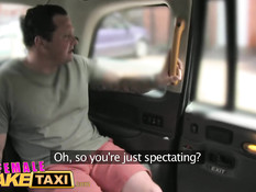 Блондинка водитель такси ебётся с пассажиром на заднем сиденье