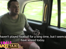 Блондинка водитель такси ебётся с пассажиром на заднем сиденье