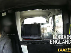 Водитель такси ебёт на заднем сиденье грудастую брюнетку с тату