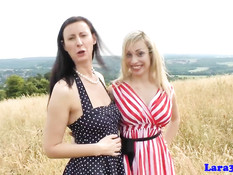 Сиськастая лесби блондинка оттрахала страпоном зрелую брюнетку