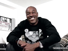 Пожилая блондинка в сетчатых чулках прыгает на чёрном приятеле