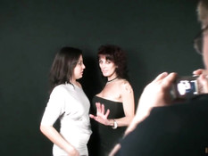 Зрелая брюнетка занимается лесбийским сексом с молодой подругой