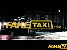 Светловолосая молодая пассажирка сосёт хуй и ебётся с водителем