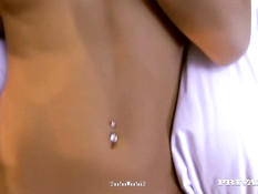 Брюнетка с пирсингом пупка Lexi Dona бурно сквиртует после анала