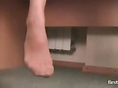 Девушка в туфлях на шпильках раздевается и позирует в колготках