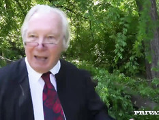 Два похотливых работника отодрали в парке студентку Anita Bellini